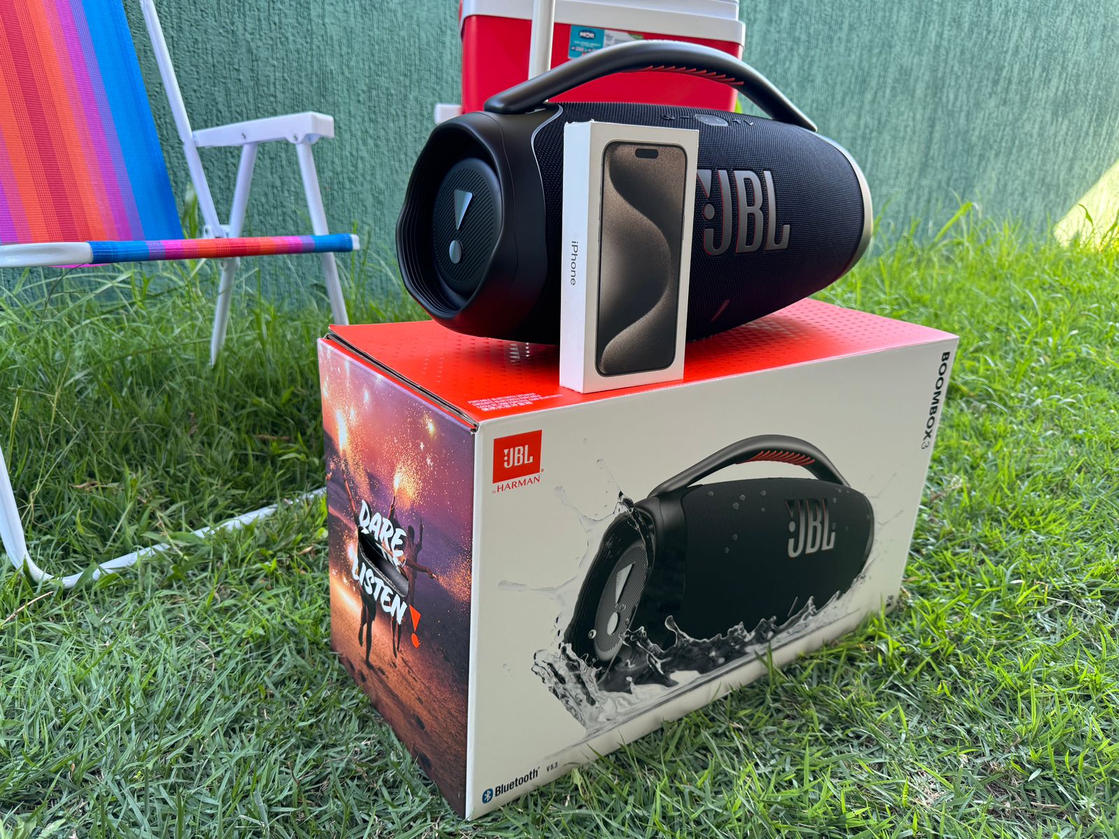 COMBO PRAIA - IPHONE 15 PRO MAX + JBL BOMBOOX 3 + COOLER + GUARDA-SOL + 2 CADEIRAS