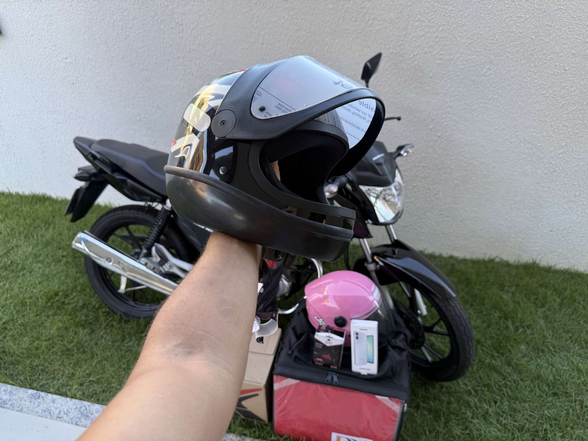 KIT MOTOBOY ou 20 MIL - FAN 160, CNH, CELULAR, 2 CAPACETES, CAPA DE CHUVA, BAG, SUPORTE P/ CELULAR